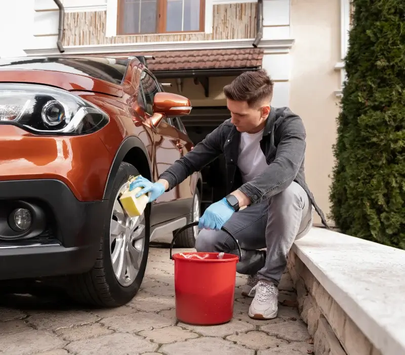 Lavage auto à domicile Champagnac-le-Vieux : professionnel intervenant sur un véhicule